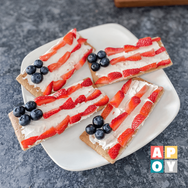 Quick and Delicious American Flag Graham Cracker Treat for Kids