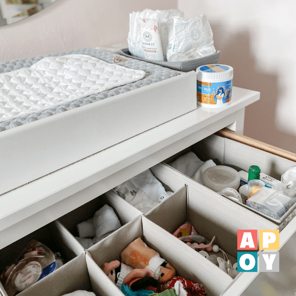 what do I need in my changing table,how to set up a diaper changing table,diaper changing station,diaper changing table organization,newborn must haves