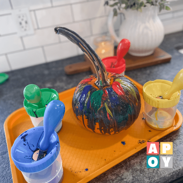 pumpkin painting,easy pumpkin painting craft idea for kids,fall activity,easy fall crafts,Halloween activity,pumpkin decorating ideas,painting activities with kids,how to decorate a pumpking without carving
